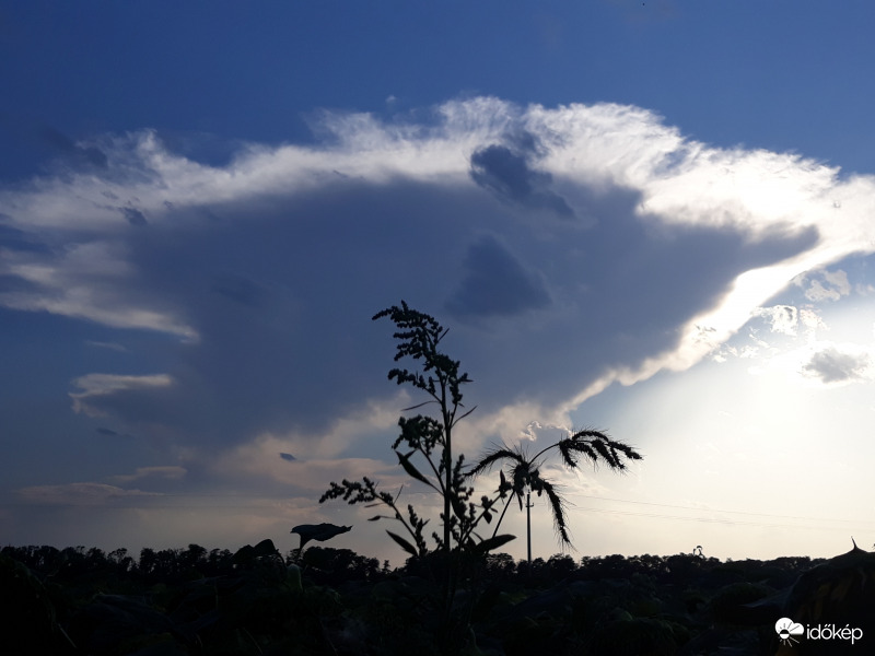 Üllős zivatarfelhő