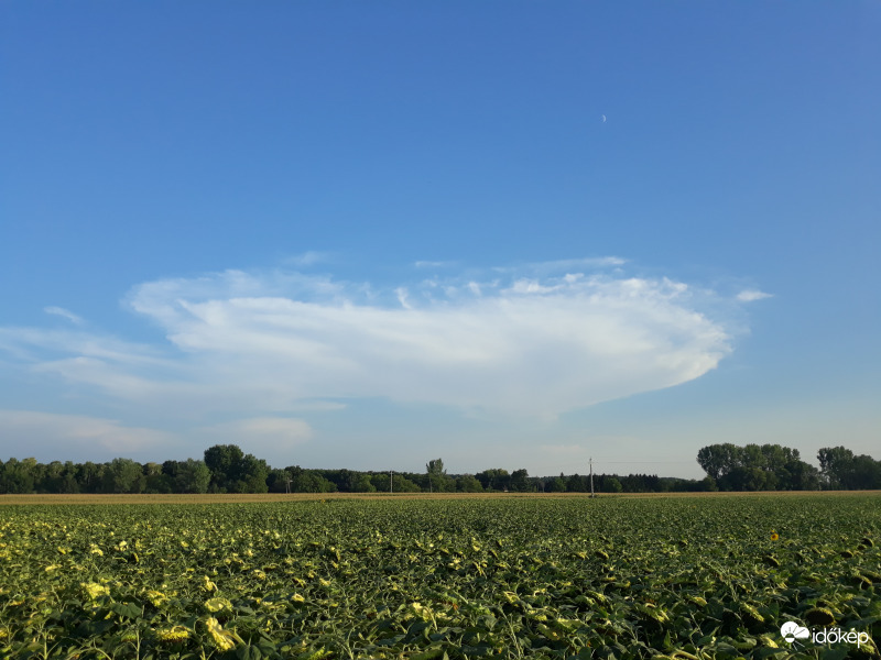 Üllős zivatarfelhő