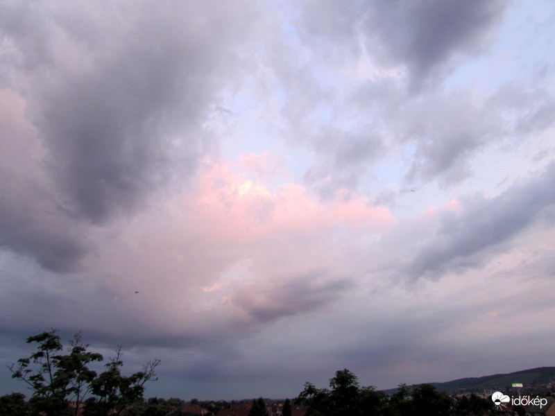Színkavalkádot fest a kelő Nap