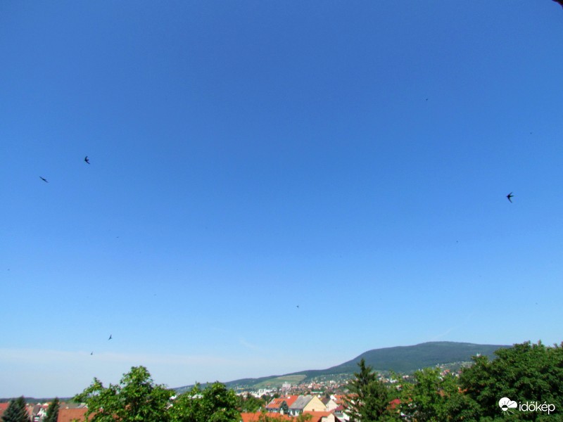 Délelőtti tiszta kék ég Pécsett 