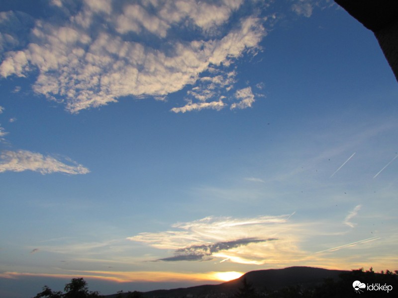 Égbolt naplementekor