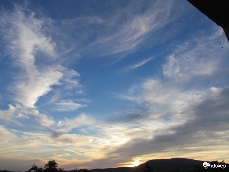 Ma esti gomolyos, cirrusos naplemente