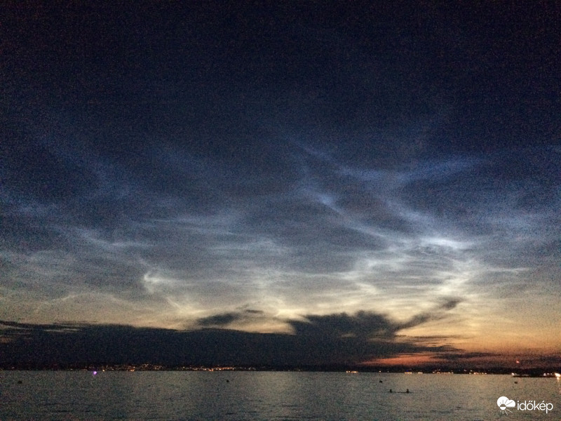 Világító felhők a Balaton felett