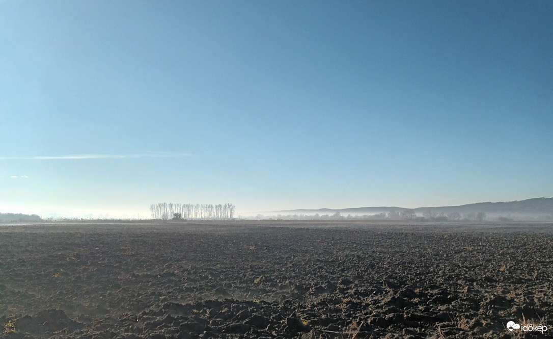 Empty fielďs
