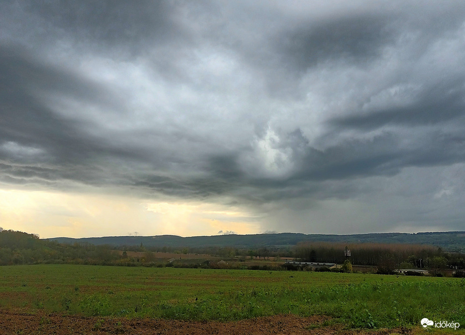 Thundery downpour 
