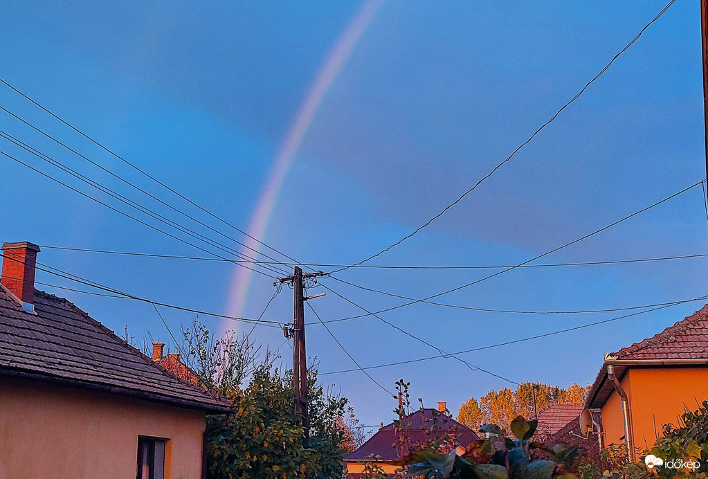 Záporos napfelkelte sziárvánnyal