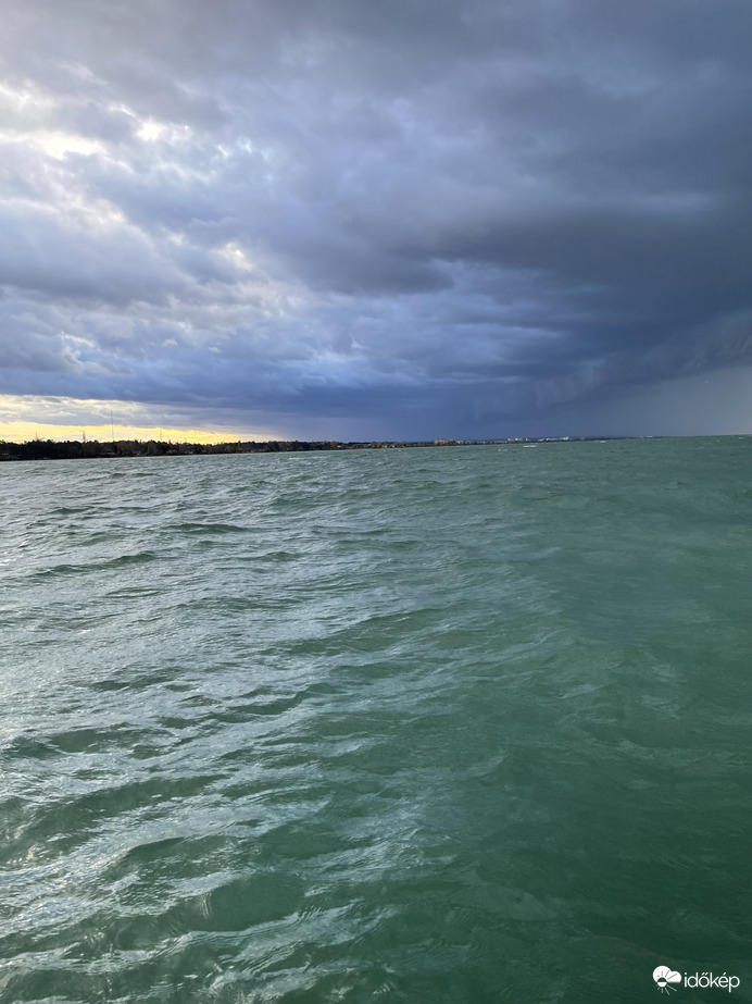 lassan megérkezik Siófokra a vihar 2025.11.17 14.46 Dino