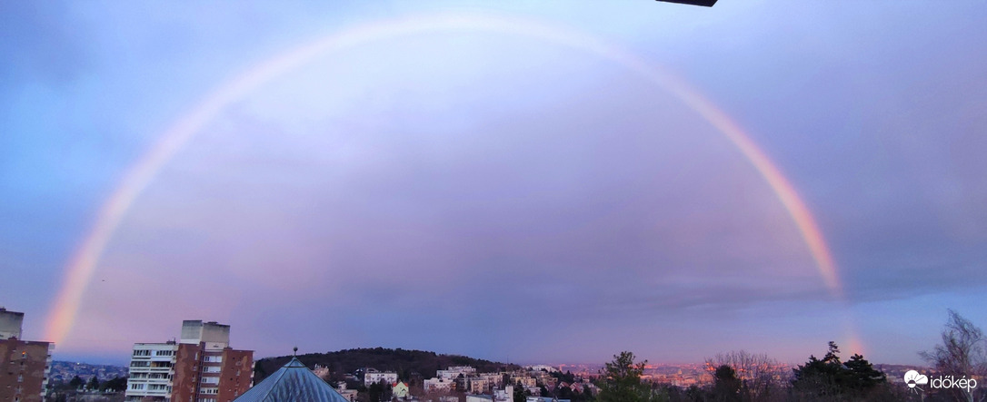 Szivárvány a város felett
