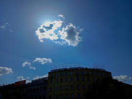 Ragyogó Nap a felhők között