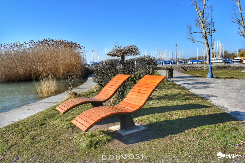 Balaton halk hullámok, pihenésre csábító. 
