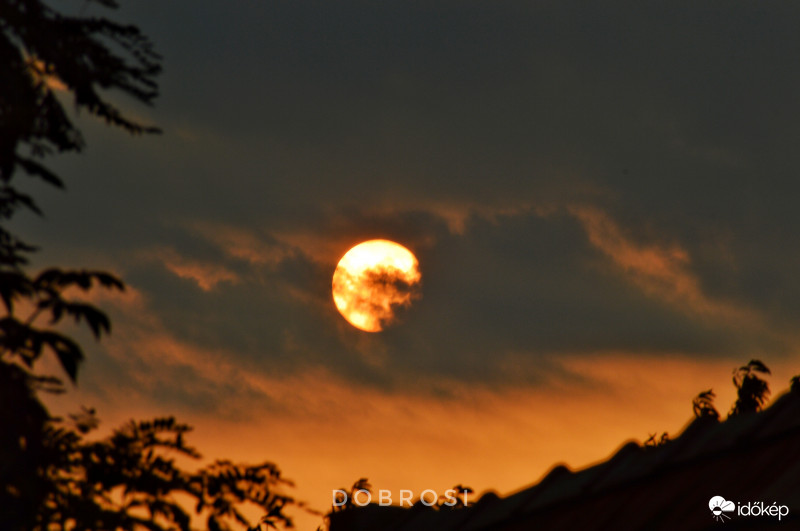 Mai felhős napfelkelte. 