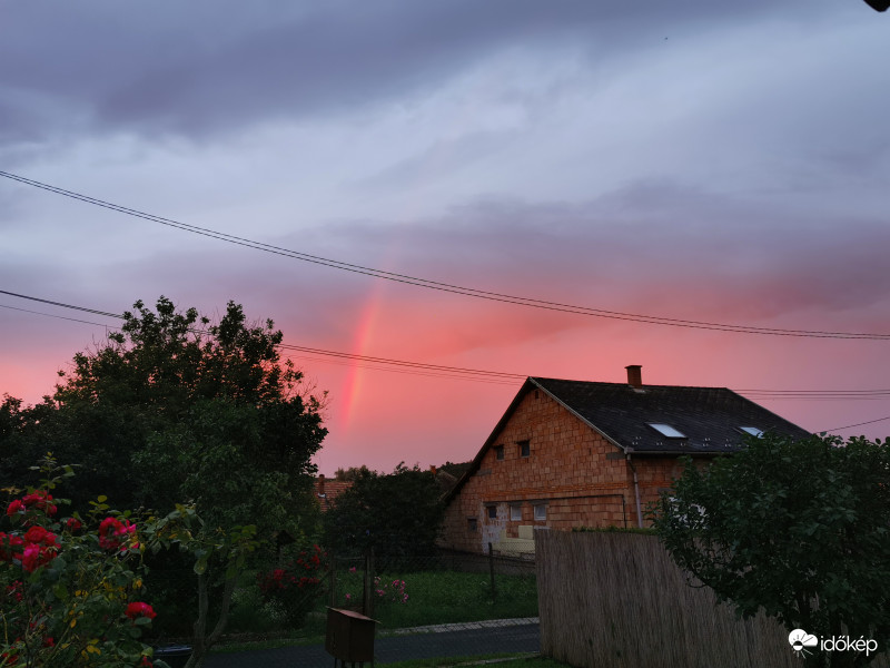 Szivárvány a naplementében