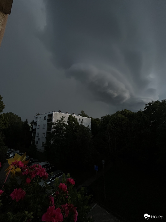 Vihar, a semmiből