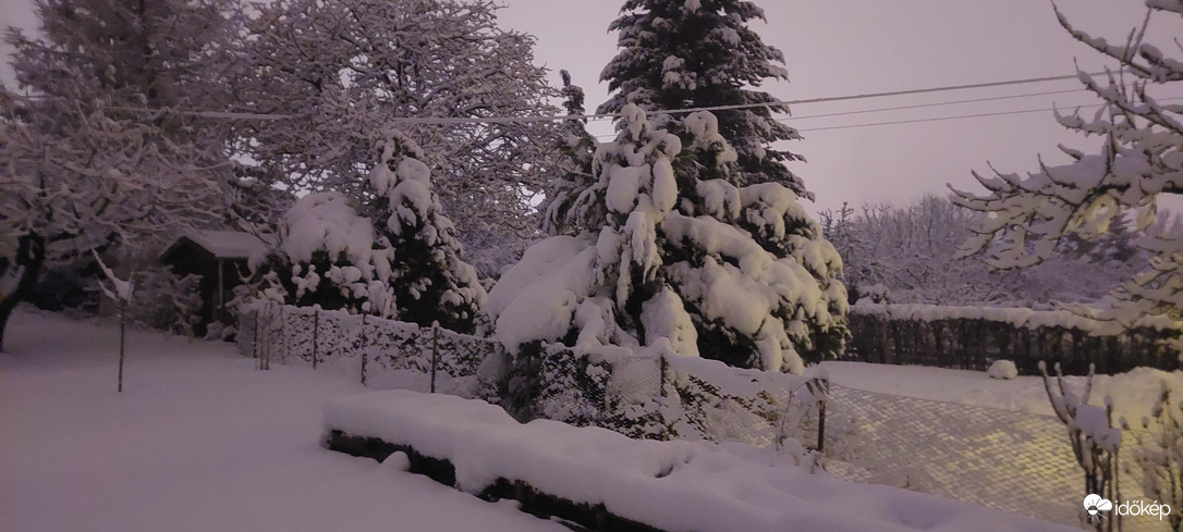 A Vértes lábánál a hó 32cm.