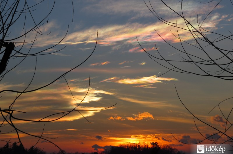 Szivárványszínű felhők