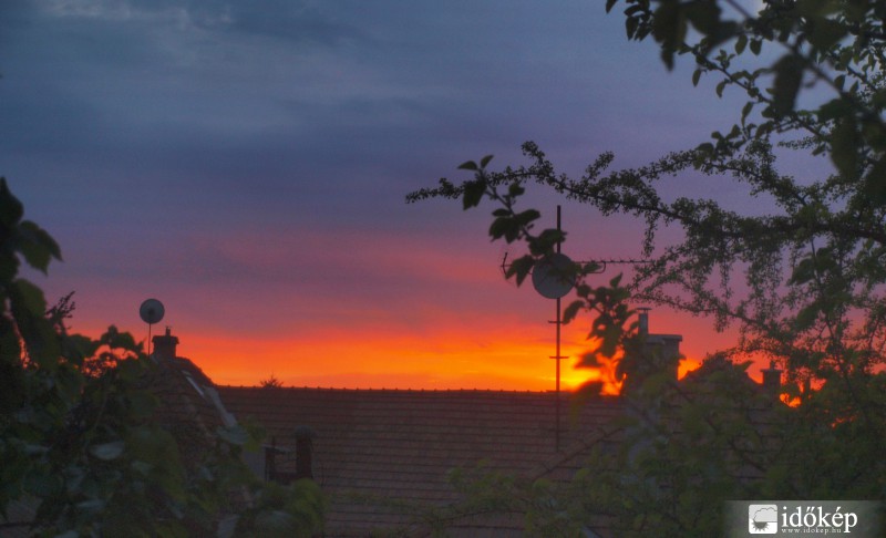 Naplemente a háztetők felett