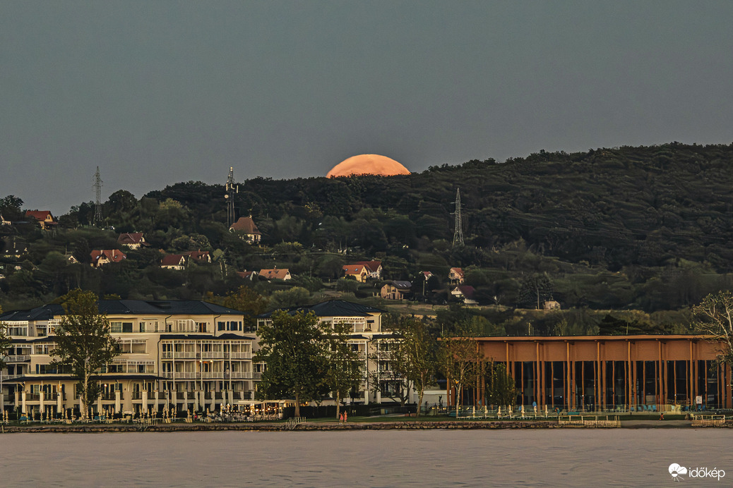 Majdnem teliholdkelte a Balaton fölött. 