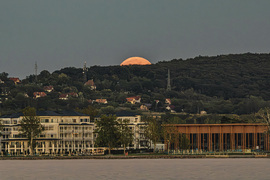 Majdnem teliholdkelte a Balaton fölött. 