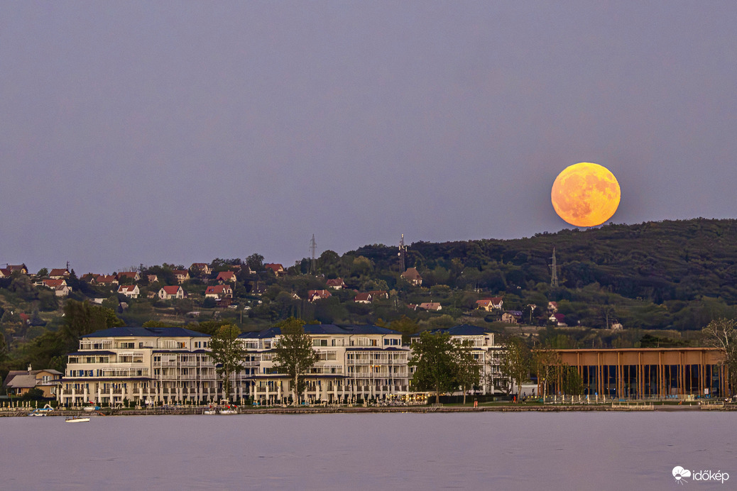 Majdnem teliholdkelte a Balaton fölött.