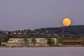Majdnem teliholdkelte a Balaton fölött.
