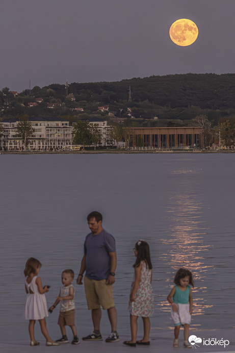 Majdnem teliholdkelte a Balaton fölött.