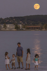 Majdnem teliholdkelte a Balaton fölött.