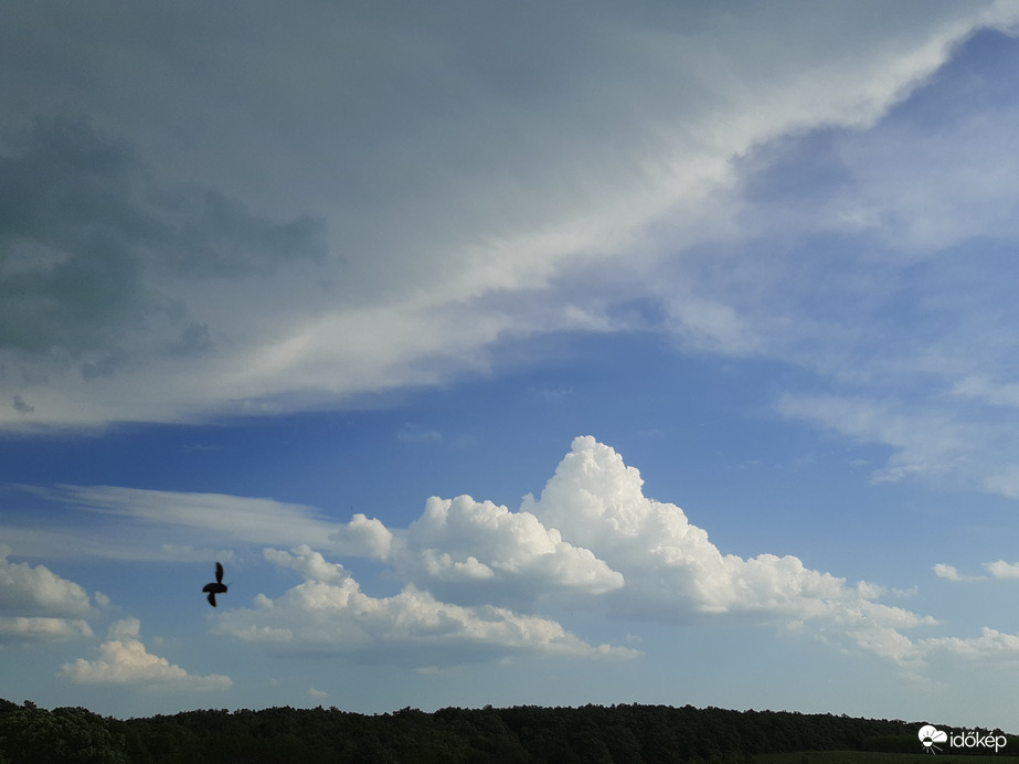 Felhők és egy troll