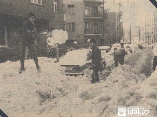 Havat takarító emberek - Tél 1987