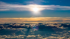 A felhők alatt szürkeség, felettük fény