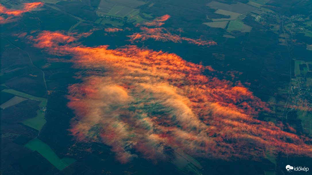 Felhő a naplemente színeiben