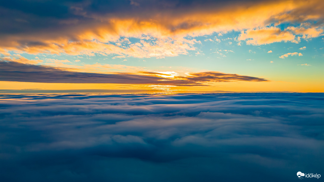 Köd feletti napnyugta