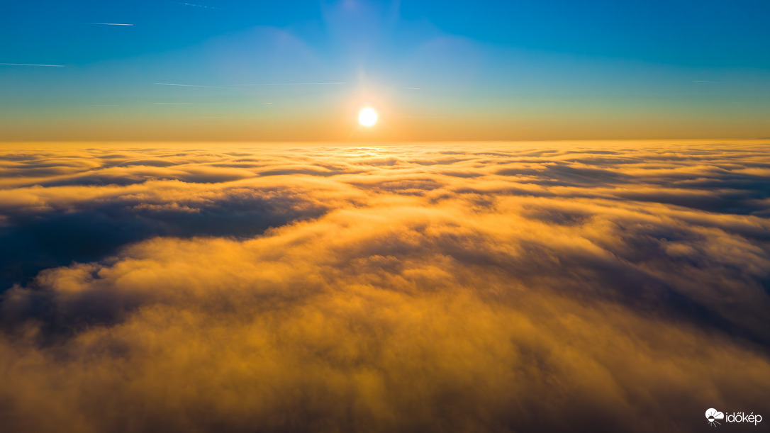 A köd fölötti alkony