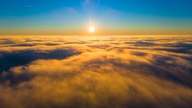 A köd fölötti alkony