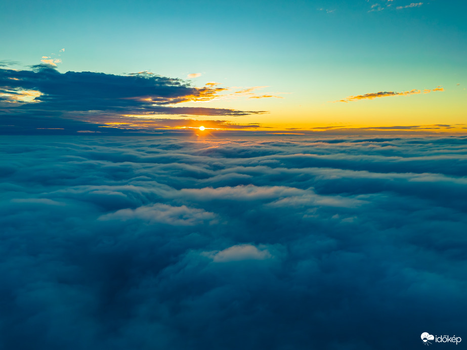 Köd feletti naplemente