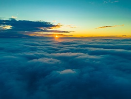 Köd feletti naplemente