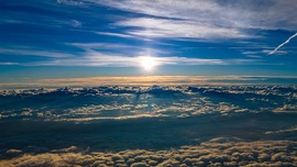 A felhők alatt szürkeség, felettük fény