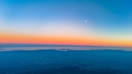 A Hold csendes fénye