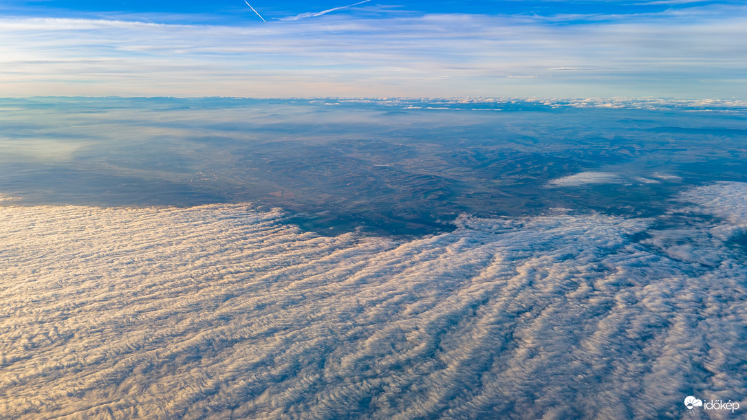 Felülről a ködtenger peremén