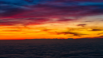 Lángoló égbolt a köd felett