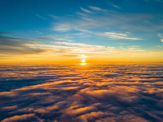 Köd felett ragyogó naplemente