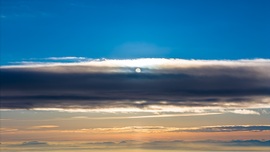 Fény a felhőfal mögött