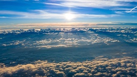 A felhők alatt szürkeség, felettük fény