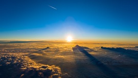 Hosszú árnyékok a felhőkön