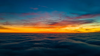 Naplemente után, a köd fodrai felett