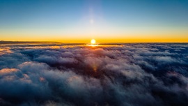 Naplemente a felhők felett