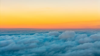 Felhők feletti naplemente