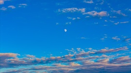 Hold a felhők között