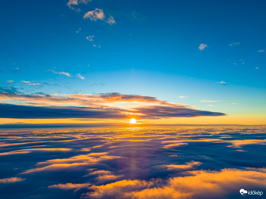 Köd feletti napnyugta