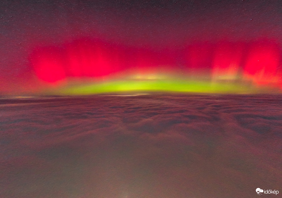 Sarki fény a ködpaplan felett