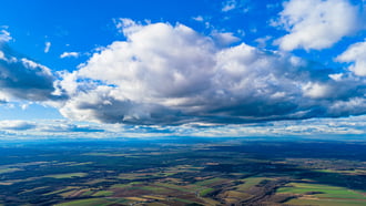 Égi óriás a táj felett 